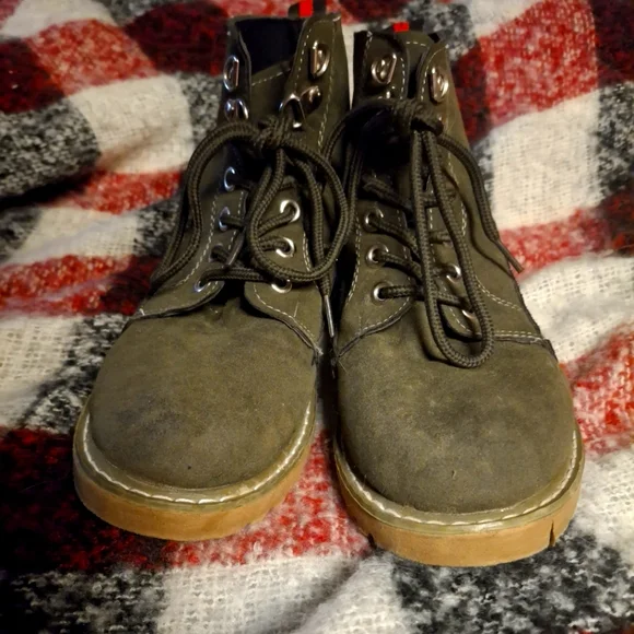 Lace Up GYI Boots - Picture 3 of 9